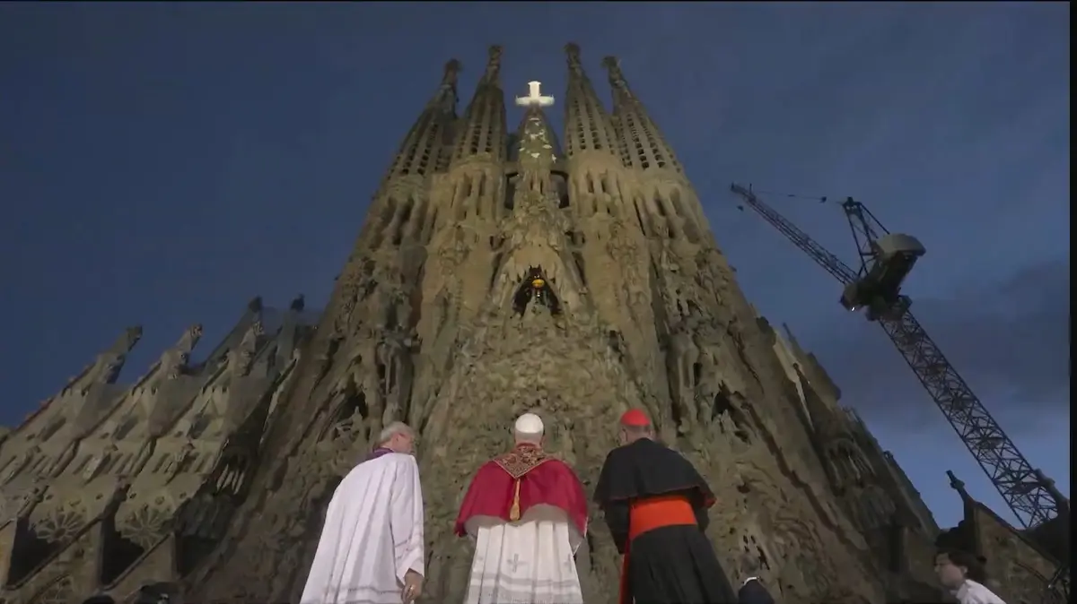 El papa León XIV bendijo el edificio religioso más alto del mundo