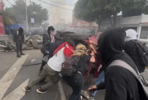 Poco después de las 9:30 de la mañana, el bloque negro empezó a romper ventanas de una fachada de instalaciones de la UNAM sobre avenida Delfín Madrigal.