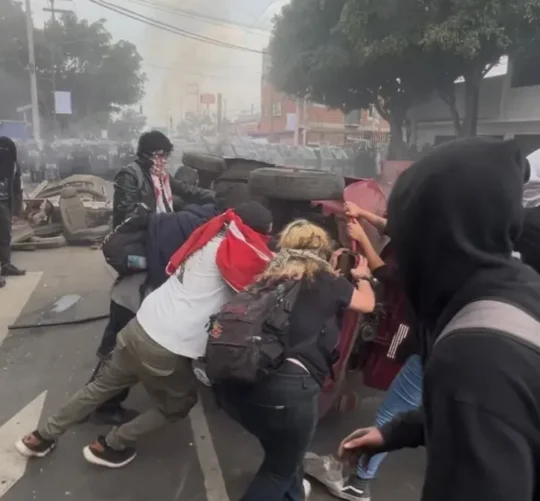 Poco después de las 9:30 de la mañana, el bloque negro empezó a romper ventanas de una fachada de instalaciones de la UNAM sobre avenida Delfín Madrigal.