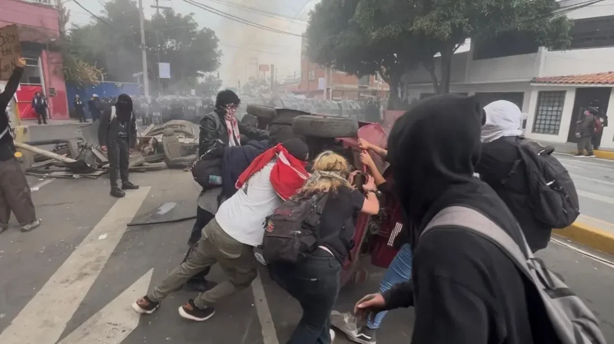Poco después de las 9:30 de la mañana, el bloque negro empezó a romper ventanas de una fachada de instalaciones de la UNAM sobre avenida Delfín Madrigal.