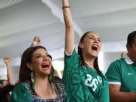 La presidenta Sheinbaum arribó poco antes del mediodía donde fue recibida con algunas porras en este Fan Fest donde se congregaron alrededor de tres mil aficionados.