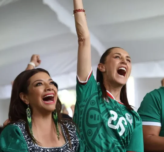 La presidenta Sheinbaum arribó poco antes del mediodía donde fue recibida con algunas porras en este Fan Fest donde se congregaron alrededor de tres mil aficionados.