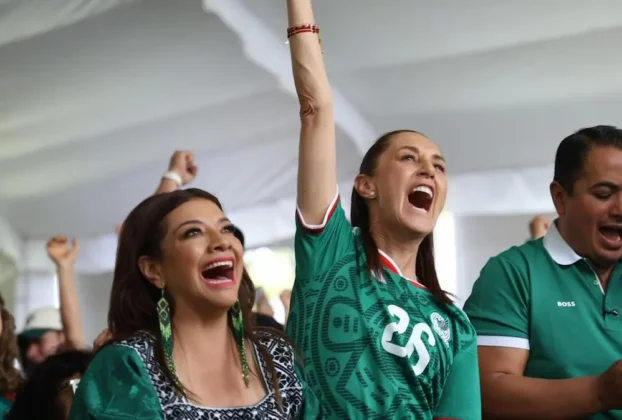 La presidenta Sheinbaum arribó poco antes del mediodía donde fue recibida con algunas porras en este Fan Fest donde se congregaron alrededor de tres mil aficionados.