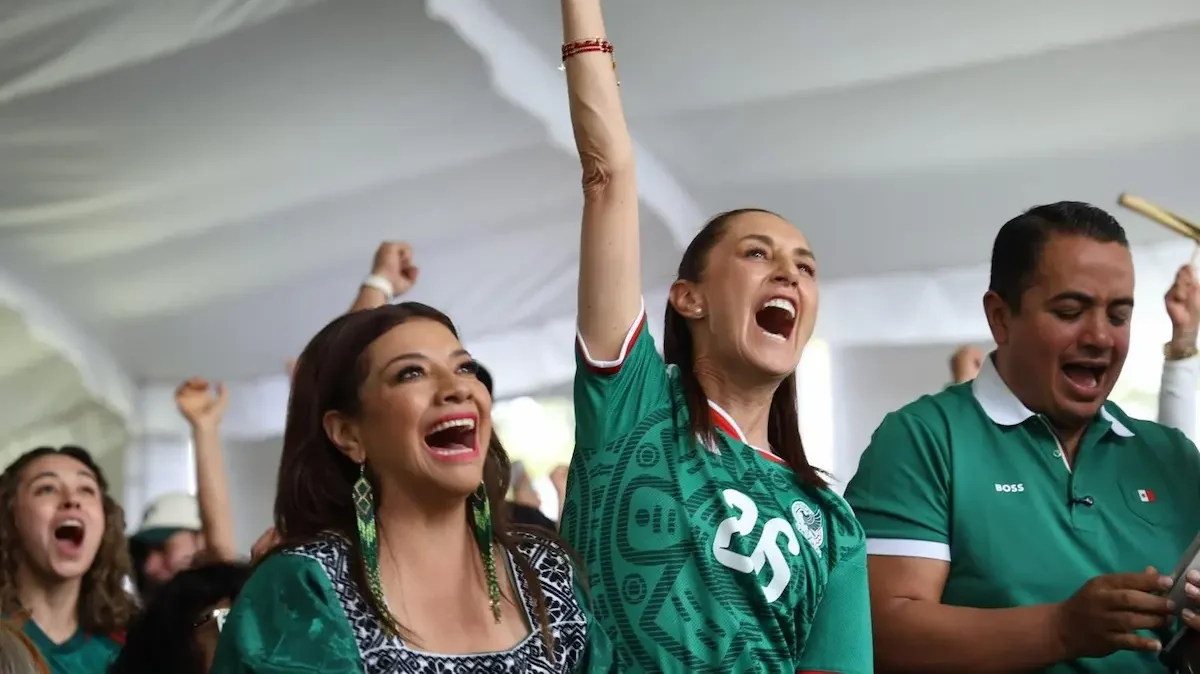 La presidenta Sheinbaum arribó poco antes del mediodía donde fue recibida con algunas porras en este Fan Fest donde se congregaron alrededor de tres mil aficionados.