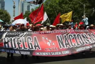 La secretaria general de la Sección 22, Yenny Aracely Pérez Martínez, informó durante la Asamblea Estatal Permanente que, tras el ejercicio de consulta, la determinación de las bases fue continuar con la huelga nacional de la CNTE.