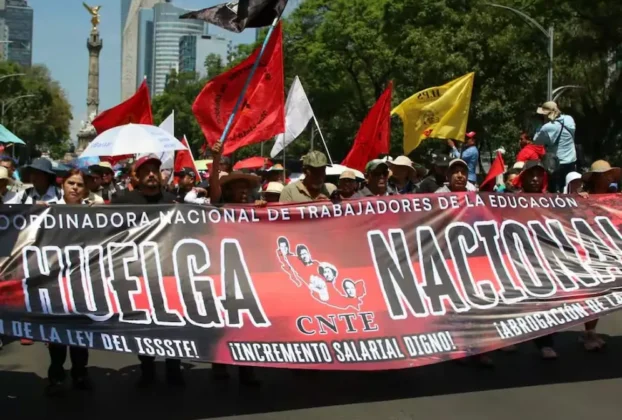 La secretaria general de la Sección 22, Yenny Aracely Pérez Martínez, informó durante la Asamblea Estatal Permanente que, tras el ejercicio de consulta, la determinación de las bases fue continuar con la huelga nacional de la CNTE.