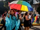 La marcha estuvo conformada por diversos contingentes provenientes de municipios como Izúcar de Matamoros, así como por agrupaciones religiosas, entre ellas Gracia Diversa, organización que busca armonizar el crecimiento espiritual dentro de la fe católica con el reconocimiento y respeto a la diversidad sexual.