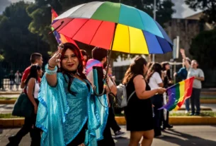 La marcha estuvo conformada por diversos contingentes provenientes de municipios como Izúcar de Matamoros, así como por agrupaciones religiosas, entre ellas Gracia Diversa, organización que busca armonizar el crecimiento espiritual dentro de la fe católica con el reconocimiento y respeto a la diversidad sexual.