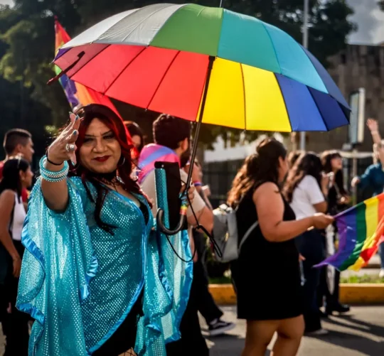 La marcha estuvo conformada por diversos contingentes provenientes de municipios como Izúcar de Matamoros, así como por agrupaciones religiosas, entre ellas Gracia Diversa, organización que busca armonizar el crecimiento espiritual dentro de la fe católica con el reconocimiento y respeto a la diversidad sexual.