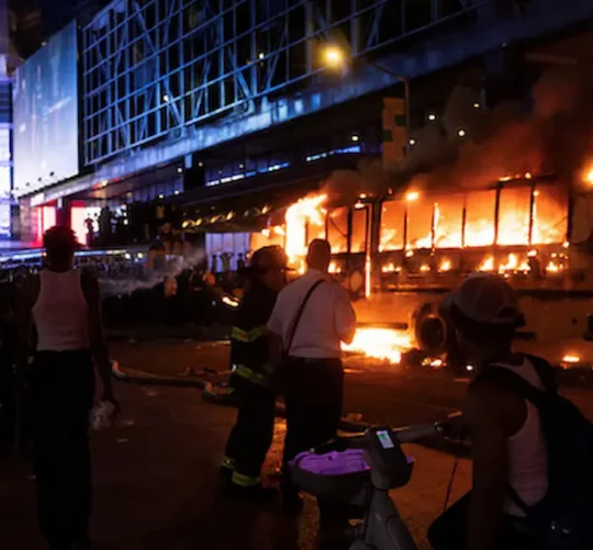 Al menos 63 personas fueron detenidas en Nueva York por vandalizar y quemar autobuses, efectuar tiroteos y apuñalamientos tras el triunfo de los Knicks