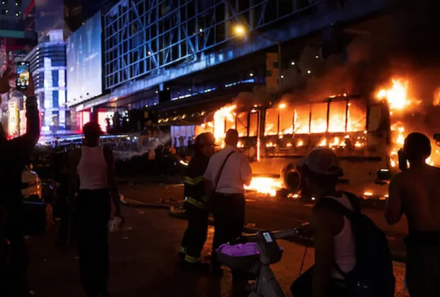 Al menos 63 personas fueron detenidas en Nueva York por vandalizar y quemar autobuses, efectuar tiroteos y apuñalamientos tras el triunfo de los Knicks