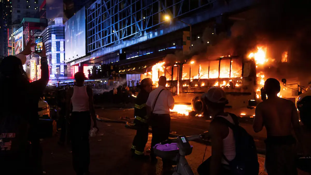Al menos 63 personas fueron detenidas en Nueva York por vandalizar y quemar autobuses, efectuar tiroteos y apuñalamientos tras el triunfo de los Knicks
