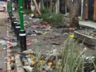 En redes sociales circulan videos que evidencian a aficionados que incluso orinaban en las áreas verdes.
