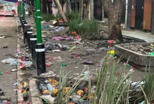 En redes sociales circulan videos que evidencian a aficionados que incluso orinaban en las áreas verdes.