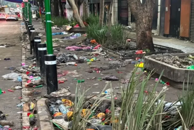 En redes sociales circulan videos que evidencian a aficionados que incluso orinaban en las áreas verdes.