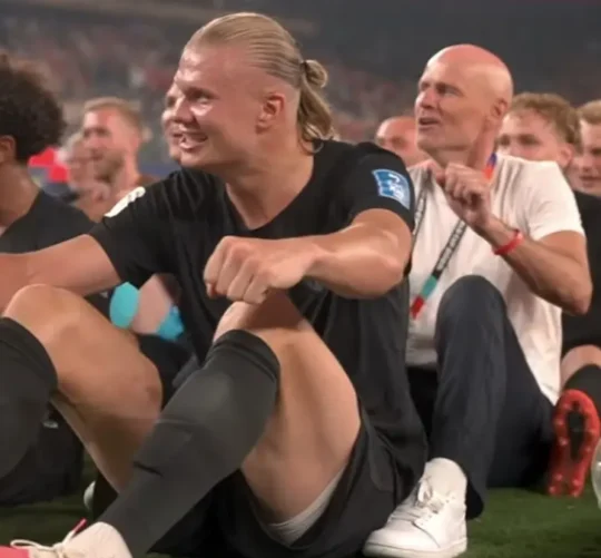 Jugadores de Noruega realizaron el famoso movimiento del remo vikingo tras el triunfo ante Senegal