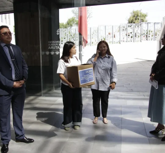 personas protestando ante la ley de infancias trans