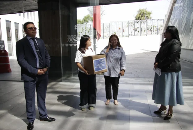personas protestando ante la ley de infancias trans