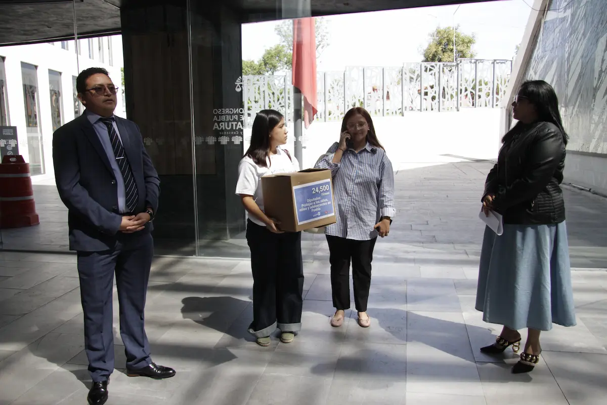 personas protestando ante la ley de infancias trans