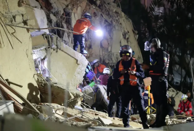 La presidenta encargada de Venezuela, Delcy Rodríguez, informó de 32 fallecidos y más de 700 heridos y declaró el estado de emergencia después de dos terremotos de magnitud 7.2 y 7.5.