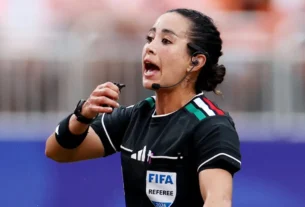 Miembros de la Comisión Arbitraje de FIFA revelaron que la distinción de Katia Itzel en portar los colores de la bandera mexicana fue un reconocimiento a los países sedes, la árbitra americana tuvo lo mismo en su primer juego.