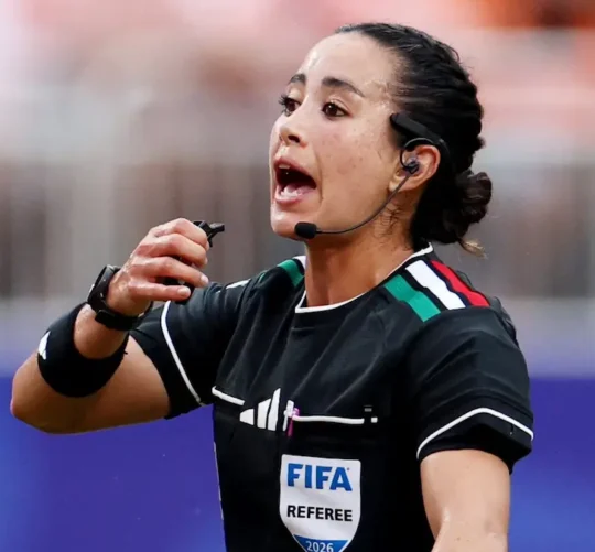 Miembros de la Comisión Arbitraje de FIFA revelaron que la distinción de Katia Itzel en portar los colores de la bandera mexicana fue un reconocimiento a los países sedes, la árbitra americana tuvo lo mismo en su primer juego.