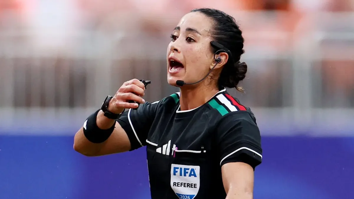 Miembros de la Comisión Arbitraje de FIFA revelaron que la distinción de Katia Itzel en portar los colores de la bandera mexicana fue un reconocimiento a los países sedes, la árbitra americana tuvo lo mismo en su primer juego.