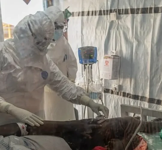 Las autoridades sanitarias iniciaron el rastreo de contactos del paciente, quienes deberán permanecer en aislamiento domiciliario durante 21 días bajo supervisión médica.
