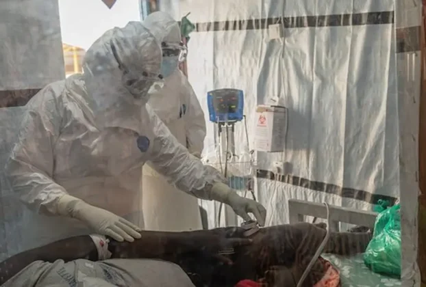 Las autoridades sanitarias iniciaron el rastreo de contactos del paciente, quienes deberán permanecer en aislamiento domiciliario durante 21 días bajo supervisión médica.
