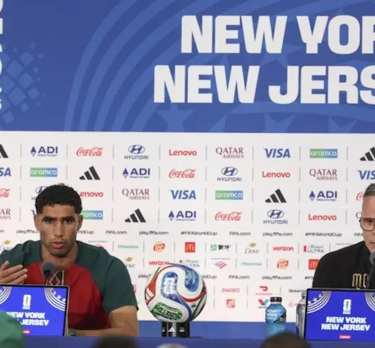 Gianni Infantino corrigió la orden de limitar las conferencias de prensa con los futbolistas y técnicos al idioma inglés