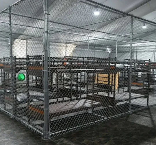 Migrantes detenidos que estaban allí siguen bajo custodia federal