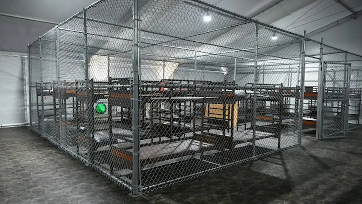 Migrantes detenidos que estaban allí siguen bajo custodia federal