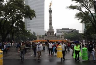 el secretario general de la sección 9 de la CNTE, Pedro Hernández, adelantó que la próxima semana podrían realizarse movilizaciones de protesta en el Aeropuerto Internacional de la Ciudad de México y el Estadio Azteca, para seguir exigiendo el cumplimiento de su pliego petitorio.