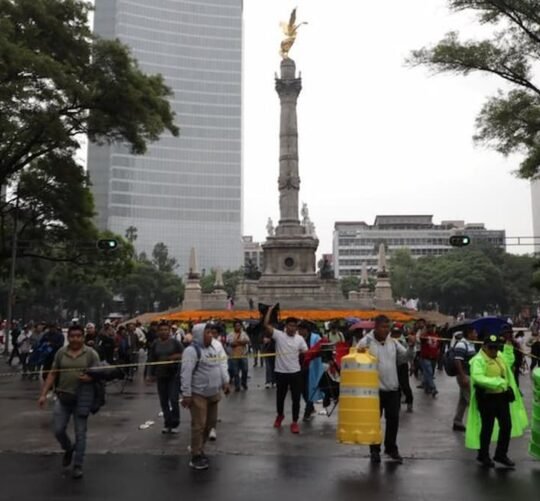 el secretario general de la sección 9 de la CNTE, Pedro Hernández, adelantó que la próxima semana podrían realizarse movilizaciones de protesta en el Aeropuerto Internacional de la Ciudad de México y el Estadio Azteca, para seguir exigiendo el cumplimiento de su pliego petitorio.