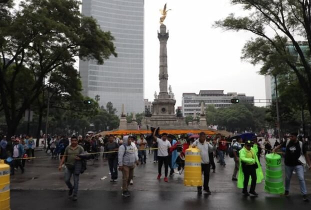 el secretario general de la sección 9 de la CNTE, Pedro Hernández, adelantó que la próxima semana podrían realizarse movilizaciones de protesta en el Aeropuerto Internacional de la Ciudad de México y el Estadio Azteca, para seguir exigiendo el cumplimiento de su pliego petitorio.