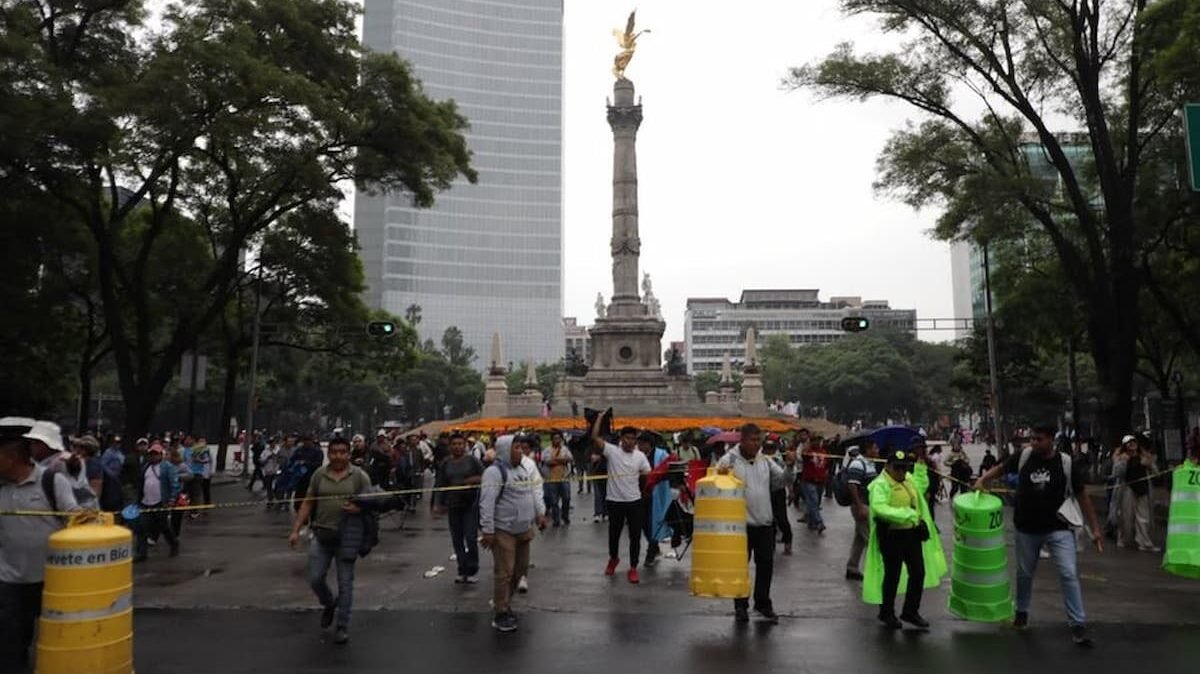 el secretario general de la sección 9 de la CNTE, Pedro Hernández, adelantó que la próxima semana podrían realizarse movilizaciones de protesta en el Aeropuerto Internacional de la Ciudad de México y el Estadio Azteca, para seguir exigiendo el cumplimiento de su pliego petitorio.