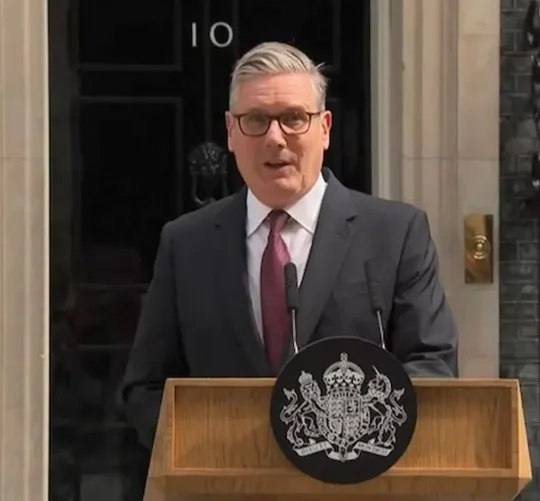 Keir Starmer presentó su renuncia después de que recibiera presiones de ministros y diputados a raíz del revés electoral sufrido por los laboristas