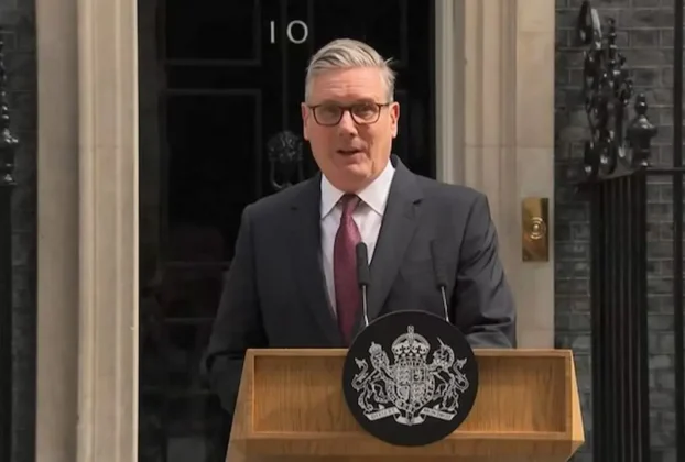 Keir Starmer presentó su renuncia después de que recibiera presiones de ministros y diputados a raíz del revés electoral sufrido por los laboristas