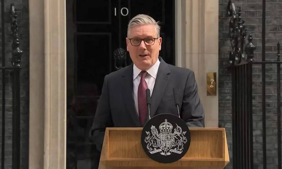 Keir Starmer presentó su renuncia después de que recibiera presiones de ministros y diputados a raíz del revés electoral sufrido por los laboristas