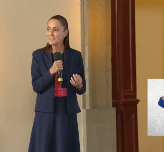 Sheinbaum aseguró que mantiene la confianza en que las negociaciones con la Coordinadora Nacional de Trabajadores de la Educación (CNTE) lleguen a buen puerto y permitan destrabar el conflicto magisterial que ha derivado en protestas y movilizaciones en la Ciudad de México.
