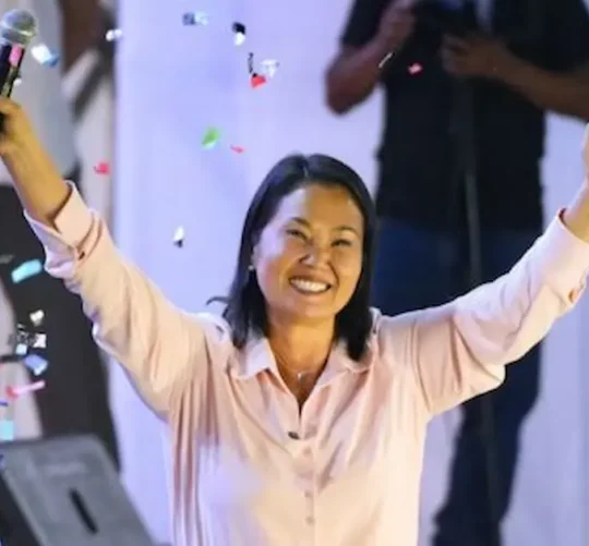 Fujimori ganó la segunda vuelta de las elecciones presidenciales peruanas con una ajustada mayoría del 50.13% de los votos
