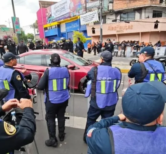 Profesores de la sección 34 y 58 de Zacatecas, adscritos a la Coordinadora Nacional de Trabajadores de la Educación (CNTE), informaron que lograron llegar a las inmediaciones del estadio Azteca, en "operación hormiga"