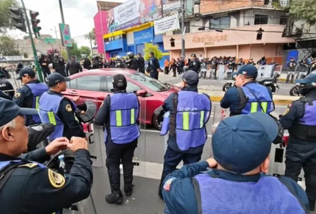 Profesores de la sección 34 y 58 de Zacatecas, adscritos a la Coordinadora Nacional de Trabajadores de la Educación (CNTE), informaron que lograron llegar a las inmediaciones del estadio Azteca, en "operación hormiga"