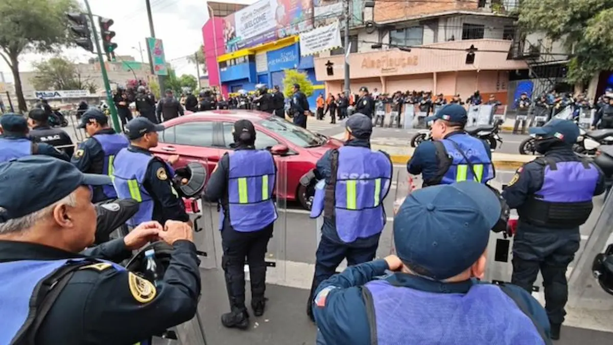 Profesores de la sección 34 y 58 de Zacatecas, adscritos a la Coordinadora Nacional de Trabajadores de la Educación (CNTE), informaron que lograron llegar a las inmediaciones del estadio Azteca, en "operación hormiga"