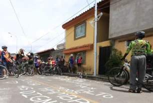 colocan bici blanca en honor a abuelito