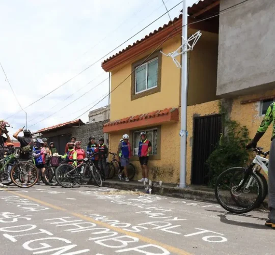 colocan bici blanca en honor a abuelito