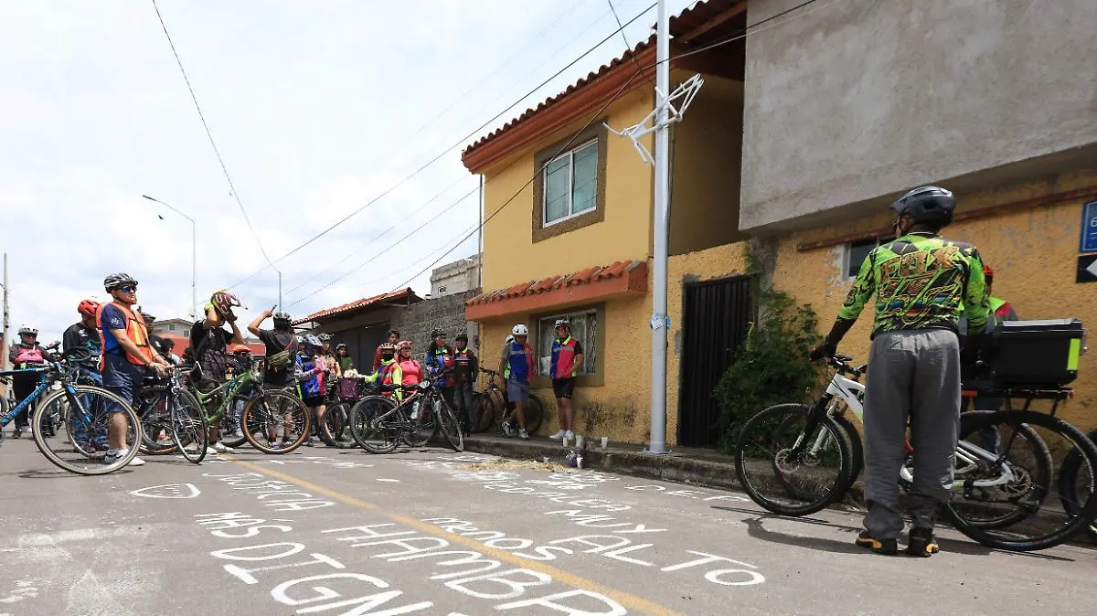 colocan bici blanca en honor a abuelito