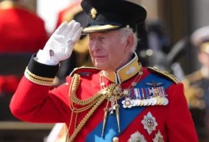 La decisión buscaría ampliar el acceso del público al Palacio de Buckingham, ya que la presencia del rey restringe las visitas por seguridad