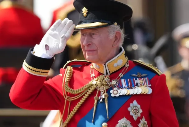 La decisión buscaría ampliar el acceso del público al Palacio de Buckingham, ya que la presencia del rey restringe las visitas por seguridad
