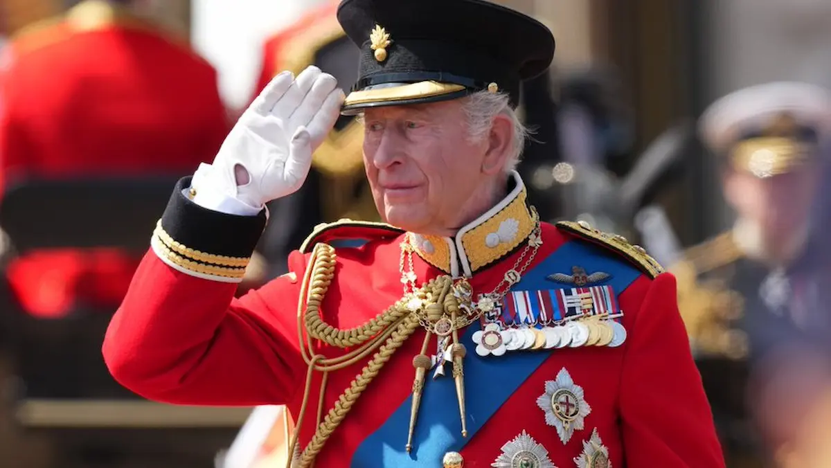 La decisión buscaría ampliar el acceso del público al Palacio de Buckingham, ya que la presencia del rey restringe las visitas por seguridad